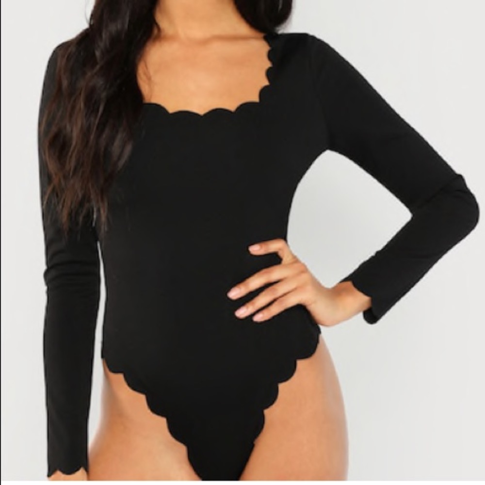 Scallop design long sleeve black bodysuit